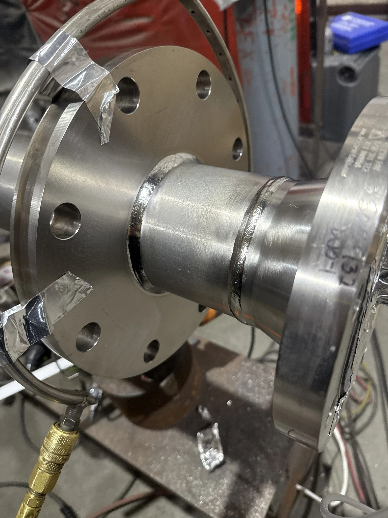 Short flanged pipe assembly with shielding connections and welding equipment